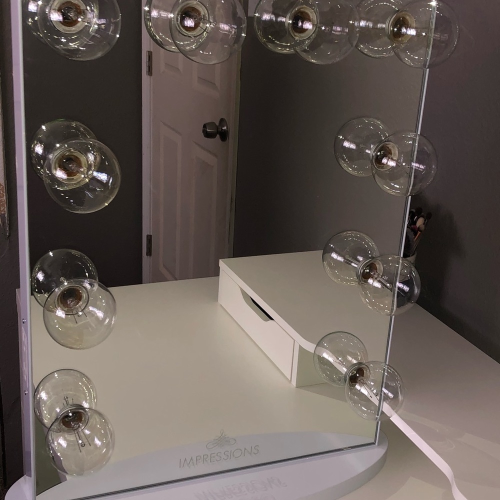 Vanity mirror